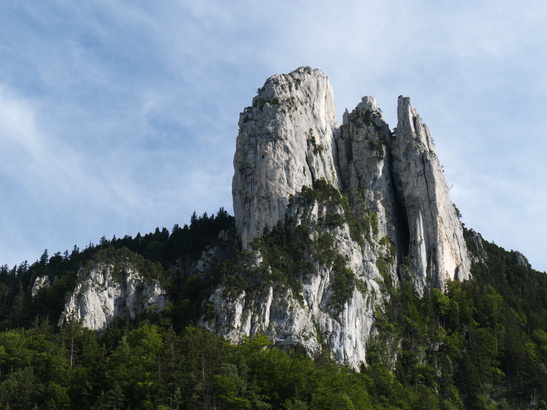 [20110722_181000_TroisPucellesGrange.jpg]
After the 'two sisters', the '3 virgins'... A famous view from Grenoble and even more so from the road leading up to St Nizier.