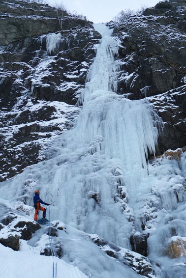 [20120208_102257_LivetSablierDesRoberts.jpg]
A good view on what we thought was the last pitch: 50 meters of very wet grade 4 followed by an extra 20 meters of gullied 2.