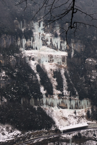 [20120211_104409_CascadeArbois.jpg]
The upper part of the paravalanche icefall in the Bourne valley. There are at least 2 more pitches below the road. And as you see, the start of the route can prove interesting if there's traffic on the road. And usually there's plenty. We had a good view on this while we were on the Arbois icefall.