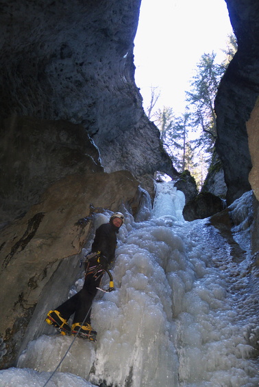 [20120214_094152_CascadeFuronCave.jpg]
Last part of the cave, with a good 40 meters exiting through a hole right in the middle of the forest.