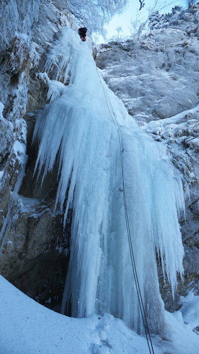 [20120218_114325_CascadeFontaineSanglierNave.jpg]
Several parties are vying for the 1st repeat of the newly ascended Nave waterfall which managed to freeze for the 1st time in the 2012 winter. I passed them all going solo. Still there are 2 pitches of 4 and 2 of 5.