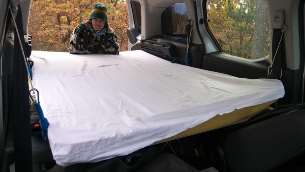 [20091108_104231_PeugeotPartner.jpg]
View of the bed form the inside of the car. Notice the 4 slings that come out of the support beam and hook up on the seat belt holders.