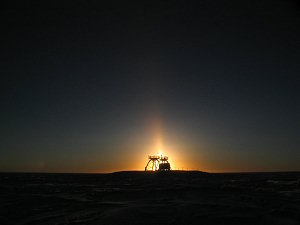 The return of the sun, behind the ConcordiAstro platform, after 3 months of darkness