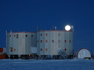 Full moon rising above Concordia