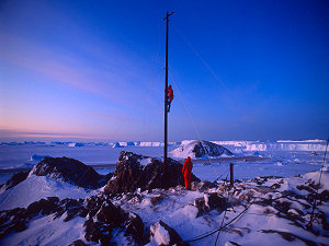 Climbing up the antenna to repair the storm's damages in DdU