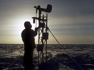 Cleaning up the old Automated Weather Station south of Dome C