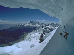 [ToclaSerac.jpg]
Serac on the normal route of Toclaraju (6035m)