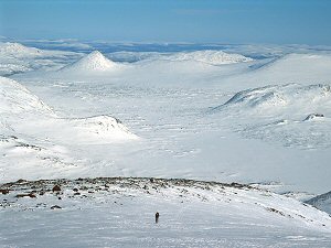 Skiing up the north ridge of Vuojnest