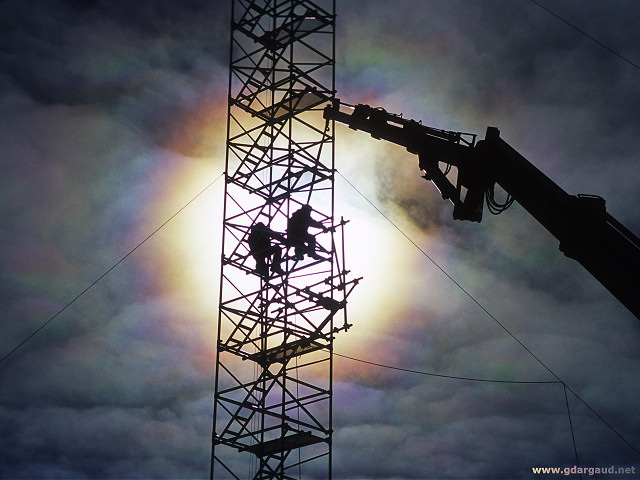 [AmericanMastAssemblyBacklit3.jpg]
Iridescent clouds behind people working on the mast to install new satellite calibration systems at Dome C.