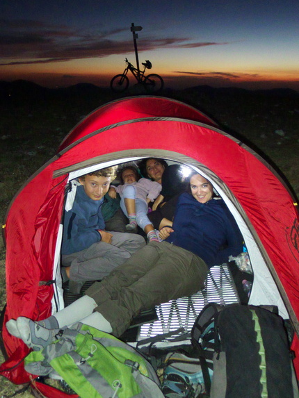 [20120809_201333_LaScarpa.jpg]
Getting crowded in the tent.