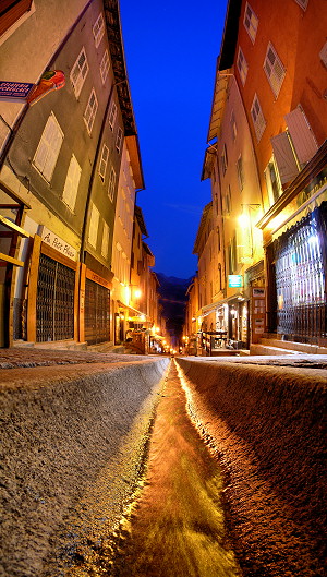 [20060621_GargouilleE_Pano_.jpg]
Combination of 5 images taken with different focus, while at the same time raising the camera for each shot. This is the main street of the old town of Briançon, water running down in the middle like in medieval cities, also known as 'La Gargouille'.