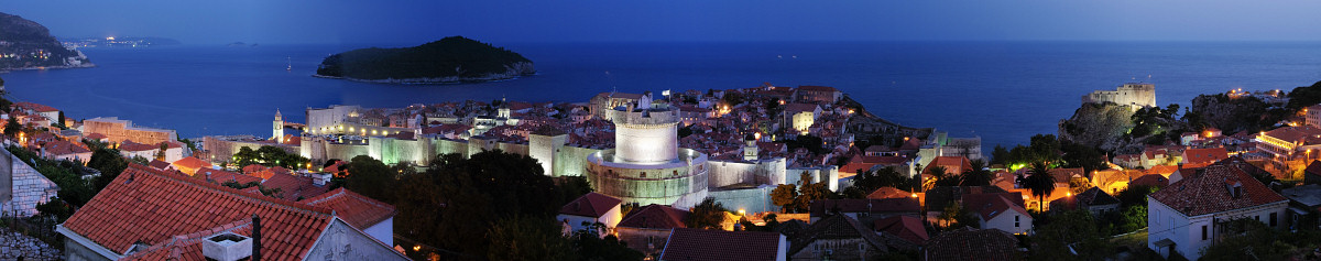 [20070824_200042_DubroEveningPano_.jpg]
Evening panorama of the old town of Dubrovnik with Minceta tower standing clear in the middle.