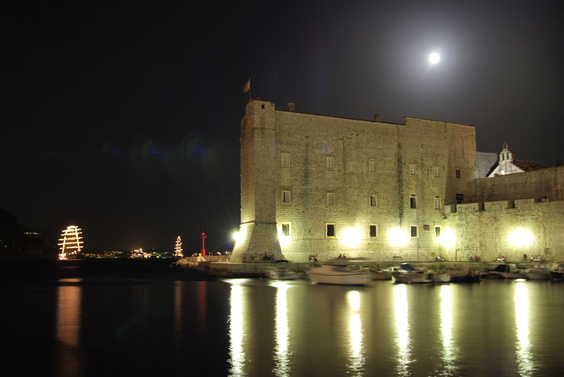 [20070825_204641_DubroHarborNight.jpg]
Fortress guarding the entrance of Dubrovnik harbor.