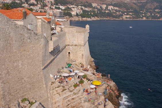 [20070829_164839_DubroWalls.jpg]
An opening through the city walls gives relief to the heat and access to the sea.