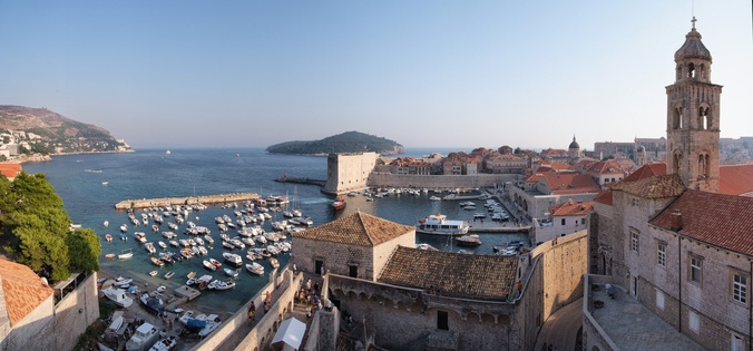 [20070829_173406_DubroHarborHighPano_.jpg]
A view of the harbor from higher up on the city walls.